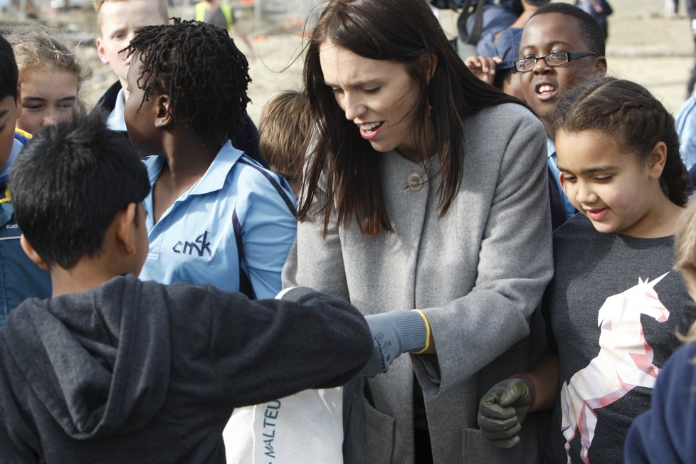 Novozélandská premiérka Jacinda Ardernová se po šestitýdenní mateřské dovolené vrátila zpátky do úřadu. Premiérka se pustila do boje s plasty.