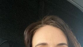 Novozélandská premiérka Jacinda Ardernová propaguje nošení roušek.