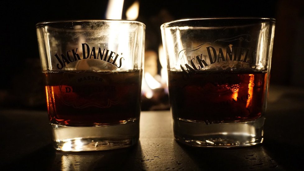 Švýcaři si spletli logo Jack Daniels s logem Islámského státu.