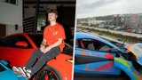 Nepochopitelný kousek mladého influencera: Při řízení sporťáku se natáčel, o chvíli později skončil ve svodidlech