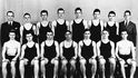 John F. Kennedy (horní řada, třetí zleva) jako člen Freshmanova plaveckého mužstva na Harvardově univerzitě (1936)