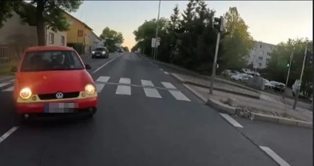 Jack Ryan po nehodě motorky na Zličíně. Po střetu s osobním autem utrpěl zranění nohy a skončil v nemocnici.