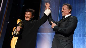 Stovky pádů, modřin a zlomených kostí. Jackie Chan převzal Oscara z rukou Sylvestra Stalloneho