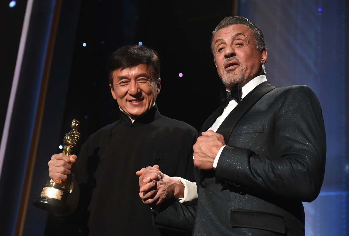 Silvestr Stallone gratuluje Jackiemu Chanovi