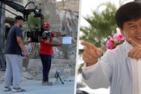 Jackie Chan v troskách rozbombardovaného syrského města natáčí akční film. Místní zuří