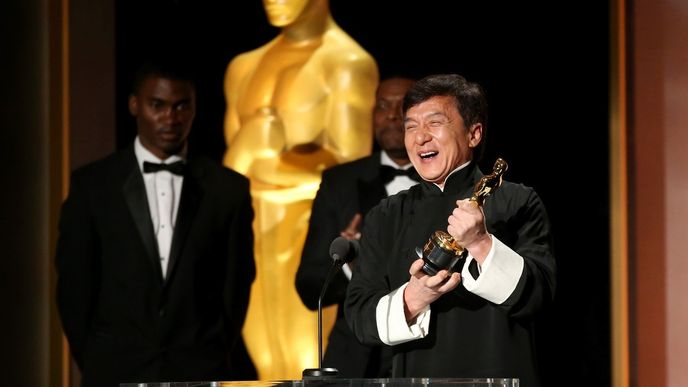 Jackie Chan při předávání Oscara. V pozadí jeho filmový parťák Chris Tucker