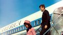 Jacqueline a J.F. Kennedy vystupují z Air Force One 22. listopadu 1963