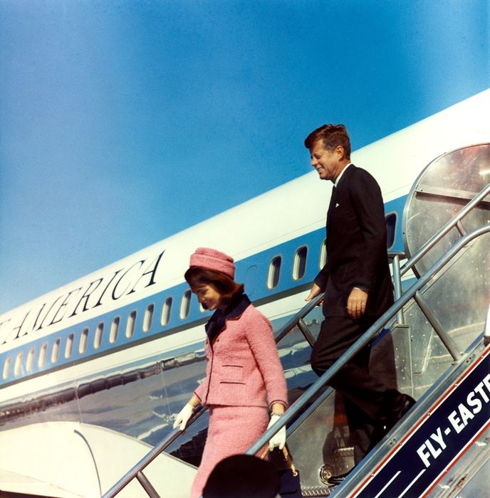 Jacqueline a J.F. Kennedy vystupují z Air Force One 22. listopadu 1963