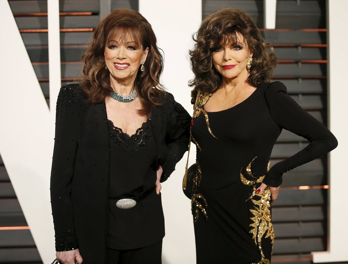  Jackie Collins se svou neméně slavnou sestrou, herečkou Joan Collins (vpravo). Spisovatelku proslavily romány Hollywoodské ženy, Bohyně pomsty, Smrtelné pokušení, Zpověď divošky, Naivní mrcha a Lady Boss.