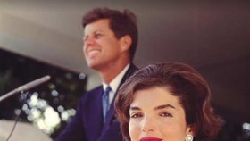 Jackie Kennedy stála neoblomně po boku svého manžela.