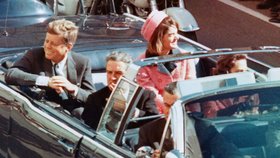 John F. Kennedy a Jackie Kennedyová těsně před atentátem v Dallasu