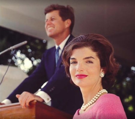 Jackie Kennedy stála neoblomně po boku svého manžela.