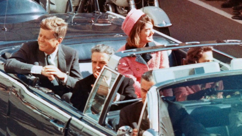 John F. Kennedy a Jackie Kennedyová těsně před atentátem v Dallasu.