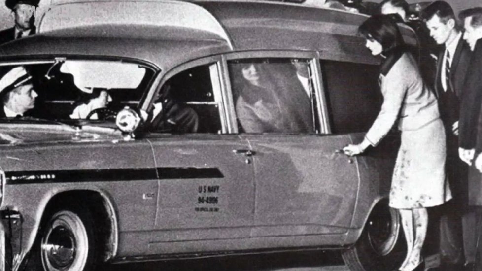 Jackie Kennedyová po atentátu na svého manžela v kostýmku od jeho krve