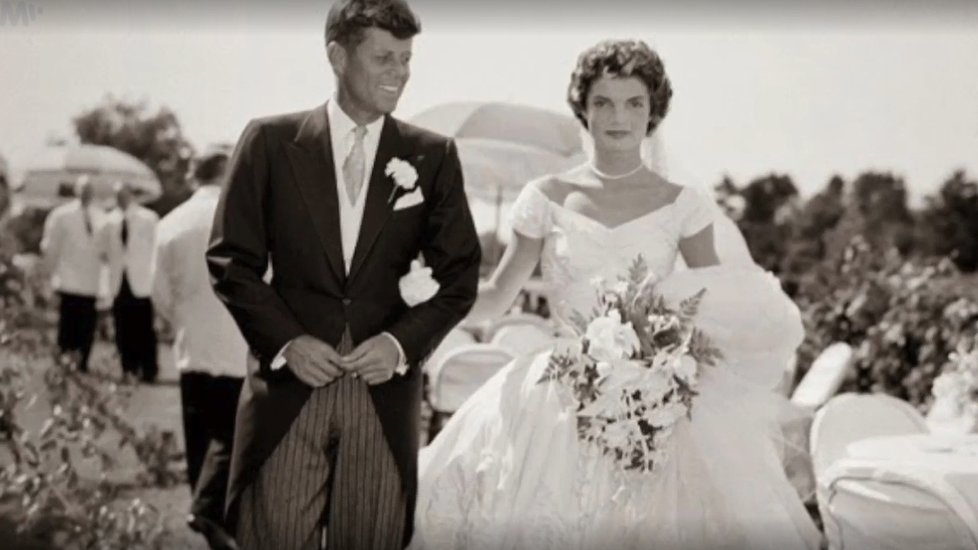 John F. Kennedy si vzal krásnou Jacqueline Bouvierovou v roce 1953.