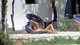 Nahé fotografie Jackie Kennedy při relaxování na slunci. Bylo jí kolem 40 let.