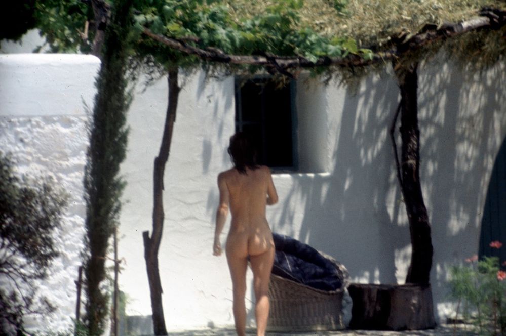 Nahé fotografie Jackie Kennedy při relaxování na slunci. Bylo jí kolem 40 let.