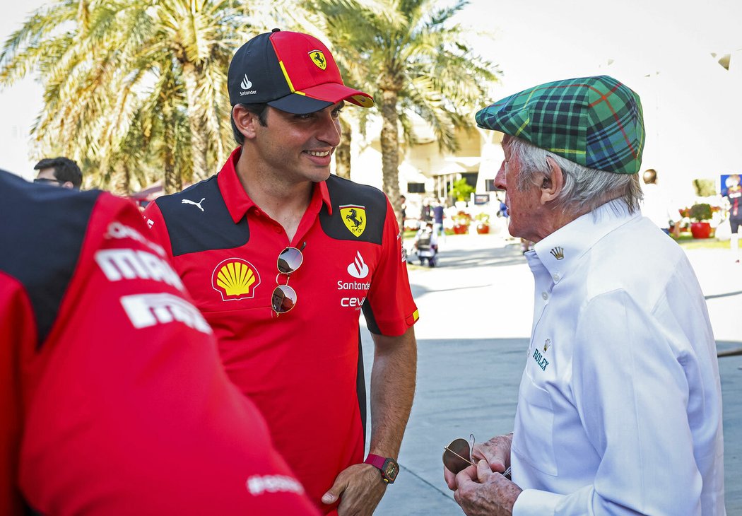 Na snímku z letošního závodu v Bahrajnu debatuje Jackie Stewart s Carlosem Sainzem