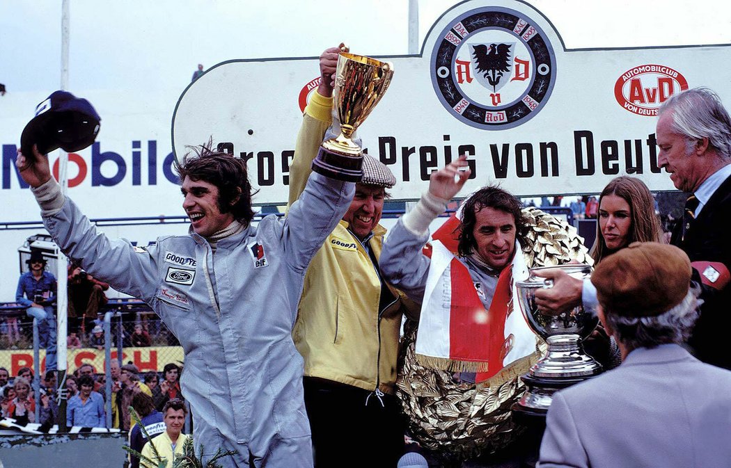 Na Nürburgringu 1971 vyhrál. Na stupních vítězů se společně sešli (zleva): Francois Cevert, Ken Tyrrel, Jackie a jeho manželka Helen