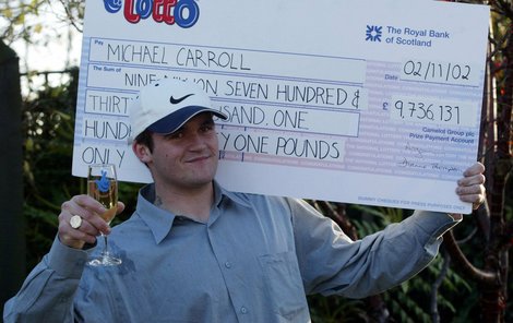 Listopad 2002: Carroll s vítězným šekem.