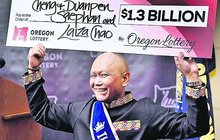 Příběh jako z filmového plátna. Cheng Saephan (46) z amerického Portlandu trefil historicky nejvyšší výhru v loterii Powerball – 1,3 miliardy dolarů, tedy v přepočtu asi 30,5 miliardy korun. Tohle mu spadlo přímo z nebe, muž trpí rakovinou a část peněz půjde na lepší lékařskou péči.