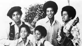 Jackson 5 před třiceti lety - zleva: Tito, Marlon, Michael, Jackie a Jermaine