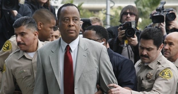 Dr. Conrad Murray - za neúmyslné zabití Michaela Jacksona mu hrozí 4 roky vězení.