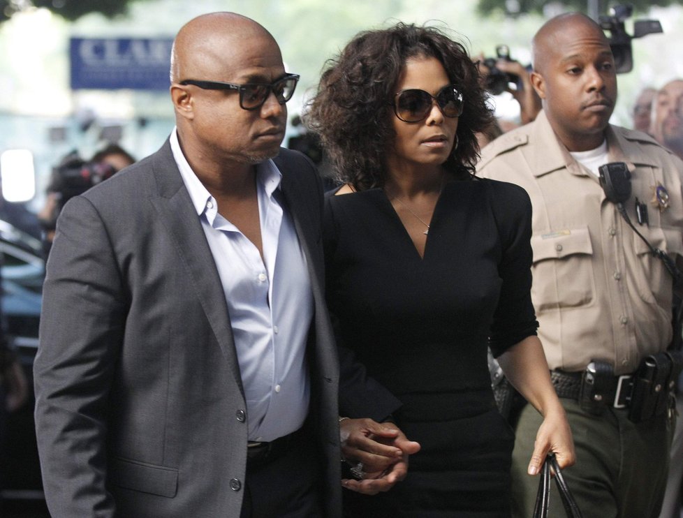 Janet Jackson museli při příchodu do soudní síně podpírat