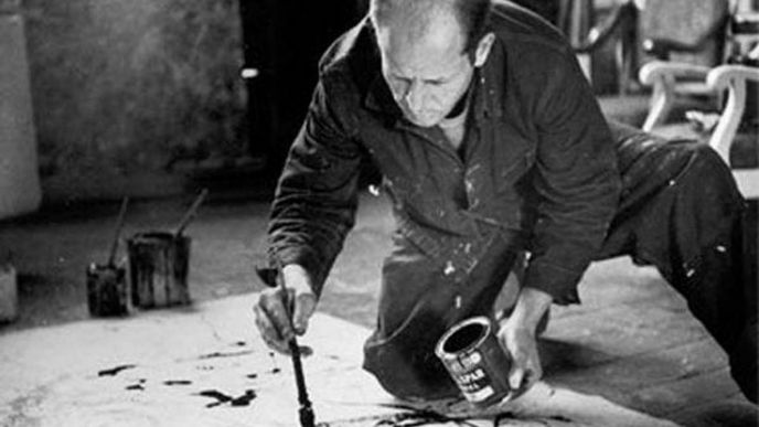 Jackson Pollock při práci