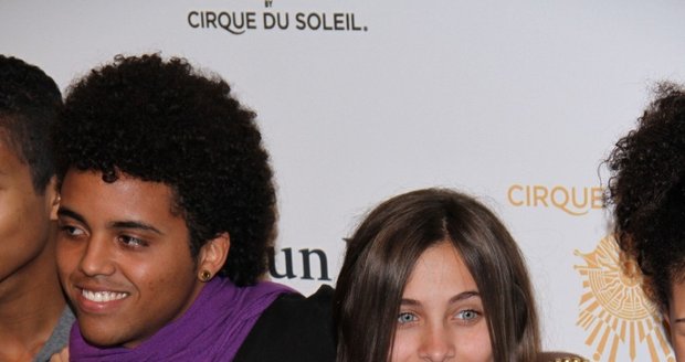 Děti Michaela Jacksona Paris (uprostřed) a Blanket Jackson (chlapec dole) budou nejspíš zase muset bojovat s dr. Murraym