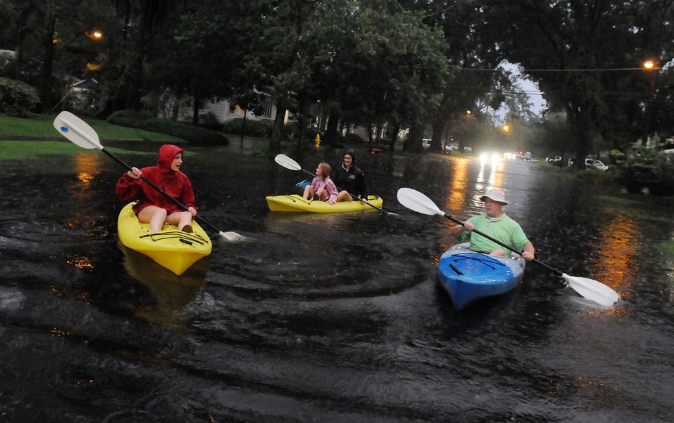 Kajakáři v ulicích amerického Jacksonville, které stihly přívalové deště a tornádo