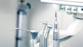 8 let za mrzačení klientů: Soud odsoudil zubaře-sadistu.