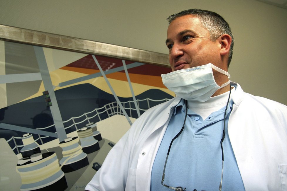 Ve Francii soudí zubaře sadistu: Schválně mrzačil klienty.