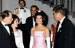 Jacqueline Kennedy Onassis v šatech návrháře Oscara de la Renty