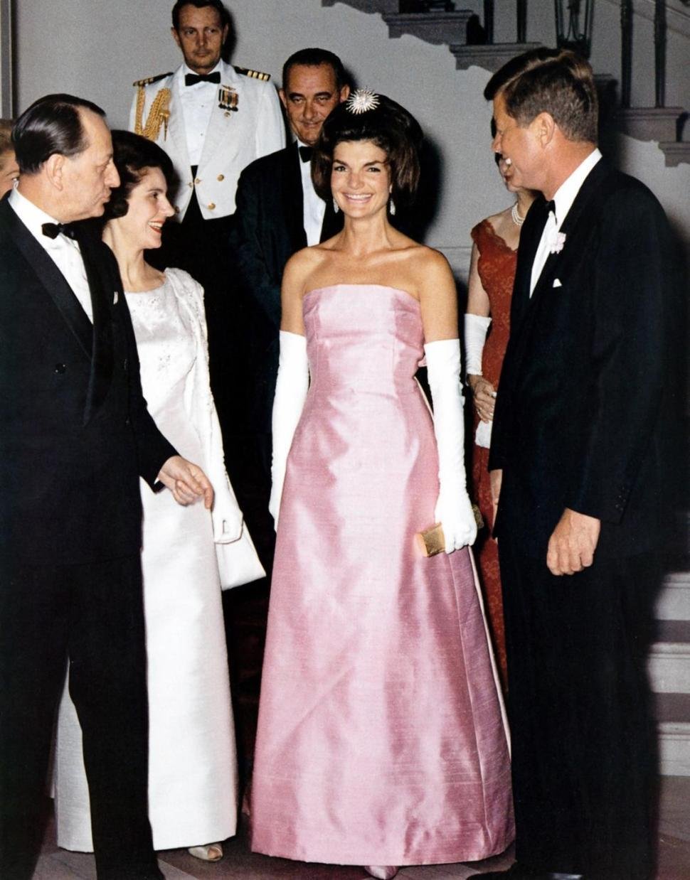 Jacqueline Kennedy Onassis v šatech návrháře Oscara de la Renty