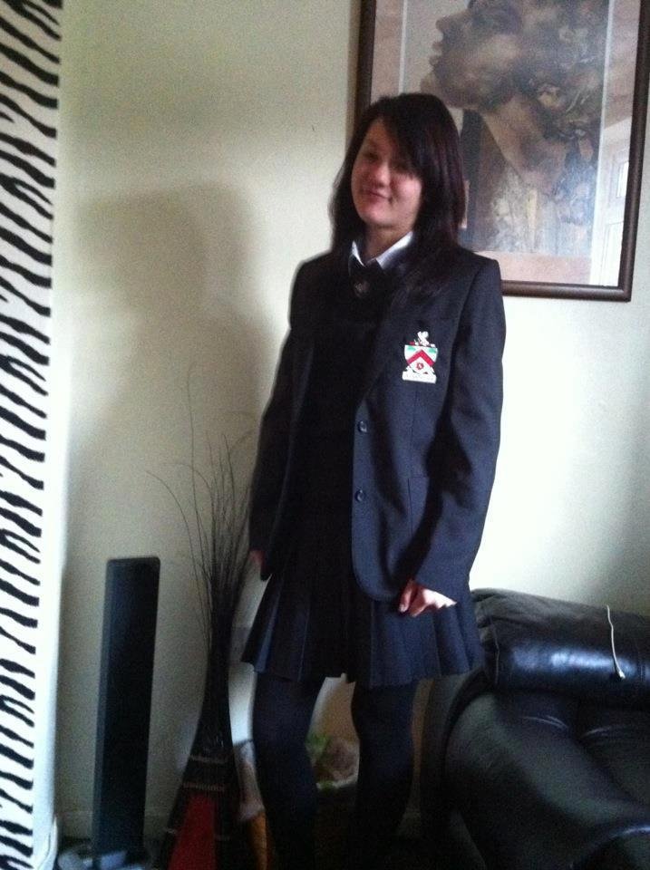 Jade (†14) ve školní uniformě
