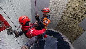 Hasiči nacvičovali záchranu zraněného z plošiny uvnitř chladicí věže Jaderné elektrárny Dukovany.