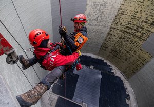 Hasiči nacvičovali záchranu zraněného z plošiny uvnitř chladicí věže Jaderné elektrárny Dukovany.