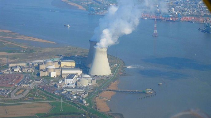 Jaderná elektrárna Doel na severu Belgie