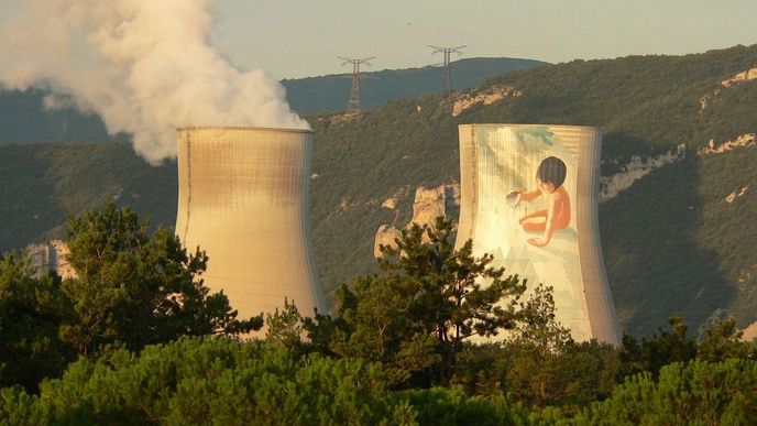 Jaderná elektrárna v Pierrelatte ve francouzských Ardenách. Celkem Francie provozuje 58 nukleárních reaktorů ve svých 19 jaderních elektrárnách.