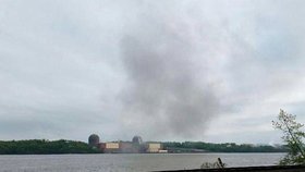 Požár jaderné továrny Indian Point u New Yorku způsobil únik oleje do řeky.