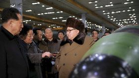 Kim Čong-un ohlásil konec moratoria na jaderné zkoušky a slíbil světu, že ukáže novou strategickou zbraň.