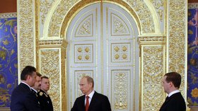 Dmitrij Medveděv a Vladimír Putin při předávání jaderného kufříku.