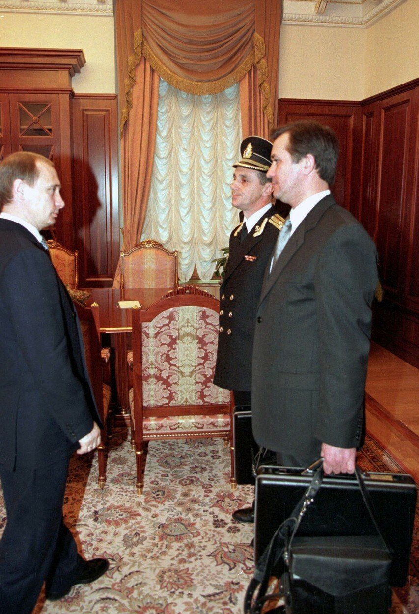 Fotografie z předávání jaderného kufříku od Borise Jelcina Vladimíru Putinovi.