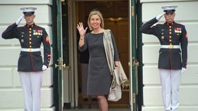 Federica Mogherini, šéfka evropské diplomacie, by si zlepšení vztahů přála také, ale dodává, že EU kvůli tomu nezmírní sankce, které na Rusko uvalila.