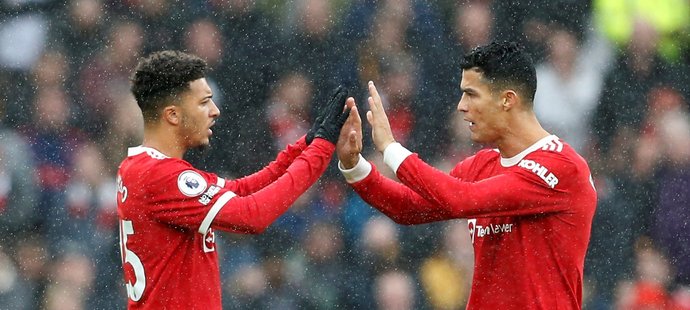 Jadon Sancho a Cristiano Ronaldo se hecují před startem druhého poločasu manchesterského derby