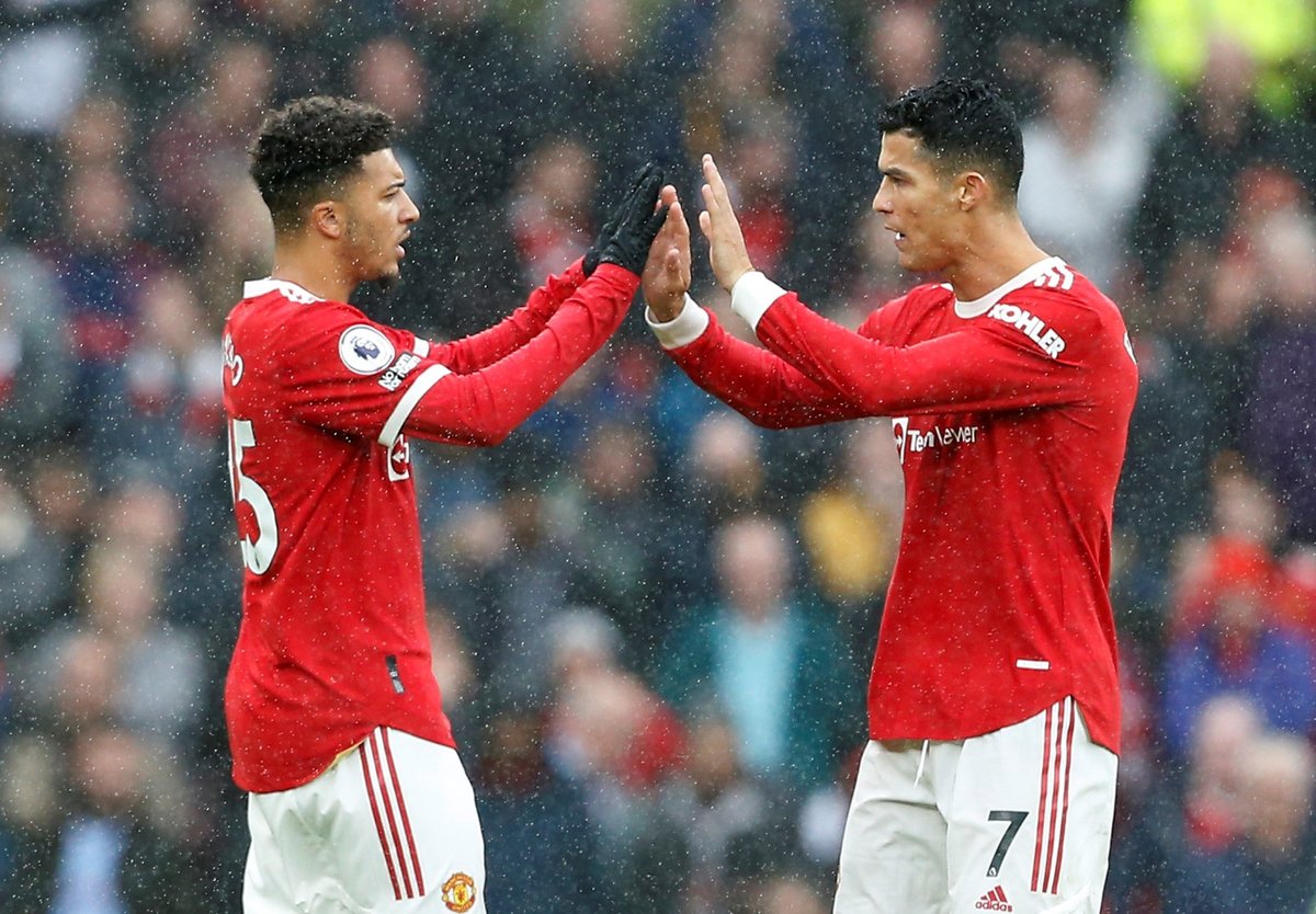 Jadon Sancho a Cristiano Ronaldo se hecují před startem druhého poločasu manchesterského derby