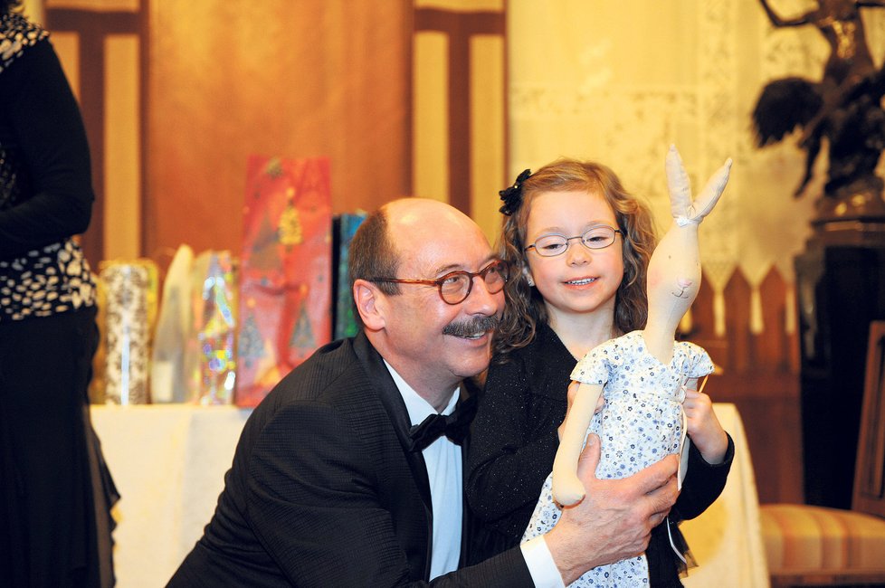 Jadran Šetlík věnoval dceři Sophince hadrového králíka.
