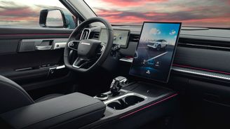 Interiér působí moderně a dominují mu dva displeje, ten středový může mít až 15“. Interiér působí moderně a dominují mu dva displeje, ten středový může mít až 15“.