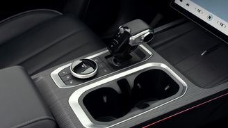 Za voličem automatu se nachází kolečko, kterým lze volit z celkem šesti terénních režimů. Za voličem automatu se nachází kolečko, kterým lze volit z celkem šesti terénních režimů.